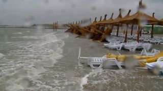 Litoralul romanesc lovit de o furtuna puternica. Turistii disperati au fugit cand au vazut potopul. Imagini cu dezastrul!