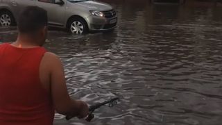 Video FABULOS! Locuitorii din Targoviste au iesit la pescuit pe strada. Ploile torentiale au transformat arterele principale din oras intr-un lac