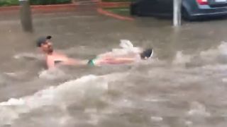 Un barbat din Bucuresti a fost filmat balacindu-se pe strazile inundate ale Capitalei