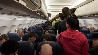 Copii bolnavi de varicela, urcati in avion la Timisoara cu alte peste 100 de persoane