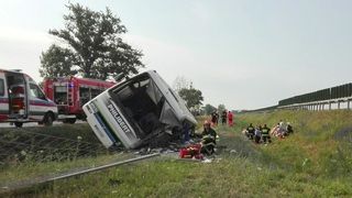 Doua persoane au murit, iar alte cel putin 27 au fost ranite dupa ce autocarul in care se aflau a cazut intr-un sant