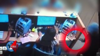 Jaf armat ziua in amiaza mare, la Cluj! Un individ a intrat cu cutitul in banca si a amenintat angajatii. El a fugit cu 20.000 de lei - VIDEO