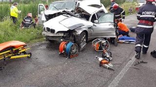 Accident devastator in Arad! O masina s-a ciocnit frontal cu un microbuz. In urma impactului un tanar de 27 de ani a murit si alte cinci persoane sunt in stare grava