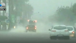 Cantitati mari de apa au inundat strazile din orasul turcesc Adana.  Ploile torentiale din ultimele zile au sufocat  gurile de canalizare si multe strazi au devenit impracticabile