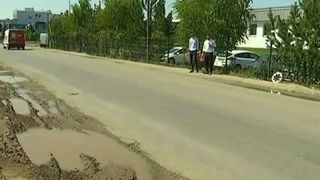Un drum din cartierul Militari arata deplorabil! Oamenii sunt disperati!