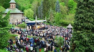 Mitropolitul Ardealului cere ca parintele Arsenie Boca sa fie trecut cat mai repede in randul sfintilor. O comisie speciala urmeaza sa analizeze viata preotului supranumit Sfantul Ardealului