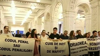Modificarile aduse la legile justitiei au mutat protestele din strada, chiar pe holurile Parlamentului! Cateva persoane au agitat  bannere şi au scandat la cativa metri distanta de politicieni