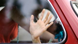 Luata cu forta de pe strada, ziua in amiaza mare si violata de 3 indivizi. Nenorocirea s-a intamplat unei copile de doar 13 ani, intr-o comuna din judetul Olt