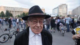 Filosoful Mihai Sora, in varsta de 101 ani, umilit de jandarmi in Piata Victoriei: "Misca-te mai incolo, mosule!"