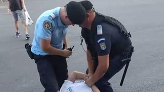 Membru USR, pus la pamant de jandarmi! Barbatul sta in fiecare zi la Piata Victoriei si strange semnaturi pentru "www.farapenali.ro."