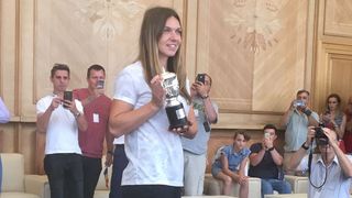 O profesoara din Vrancea a scris o poezie pentru Simona Halep: “O coronita pentru tine, e drept, ca e doar din cuvinte”