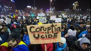 Protestatarii din Piata Victoriei au reactionat, dupa condamnare lui Liviu Dragnea. Ce au facut oamenii este INCREDIBIL