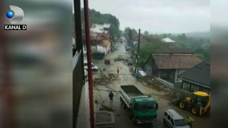 La Vaideeni o ploaie torentiala de o ora a adus prapadul dupa ce un parau s-a transformat intr-un rau involburat