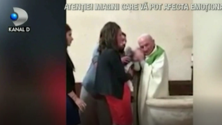 Reactie socanta a unui preot, in timp ce boteza un copil! Si-a pierdut cumpatul din cauza plansetelor bebelusului. Va avertizam ca imaginile au impact emotional