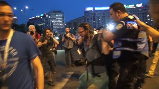 Mii de oameni au protestat aseara in Piata Victoriei fata de modificarea codului de procedura penala. Au fost inregistrate si incidente intre manifestanti si jandarmi