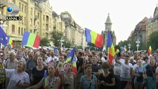 Aproximativ 7.000 de oameni au iesit aseara in fata Guvernului pentru a protesta, din nou, fata de modificarea codurilor penale