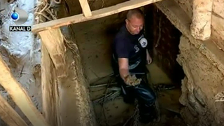 Comuna valceana Vaideeni este ingropata in noroi. Viitura puternica de dupa ruperea de nori de ieri a trecut, dar oamenii isi vad acum casele acoperite de mal si aluviuni