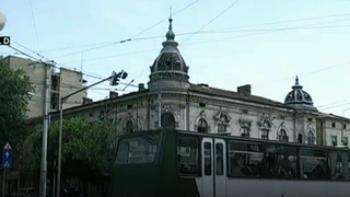 Este dezolanta imaginea pe care Bucurestiul le-o ofera, chiar de la intrare, celor care il viziteaza pentru prima data. Pasim alaturi ei, plecand din Gara de Nord