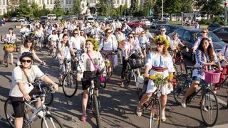 Sanziene pe biciclete! Locuitorii orasului Piatra Neamt au organizat o parada inedita de ziua iei!