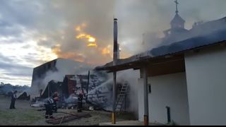 Imaginile incendiului catastrofal! Manastirea Rosiori din Suceava a ars