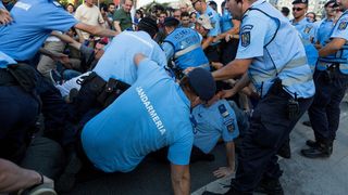 Intreaga Romanie protesteaza azi! Sute de mii de oameni vor iesi in seara aceasta in strada!