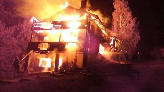 O casa din Breaza a ars pana la temelie, din cauza unui televizor lasat in priza. Focul ar fi putut sa ajunga la locuintele vecine si la padurea din apropiere