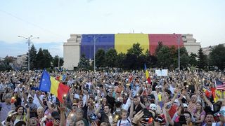 Zeci de mii de oameni au protestat aseara in fata Guvernului!