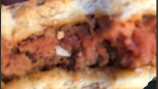 Oribil! A cumparat un burger de la magazin, dar cand a muscat din el s-a ingrozit! "Doamne, cum sa pui ASA CEVA in el" - In viata ta n-ai vazut ceva mai scarbos in mancare