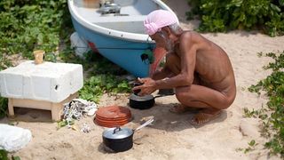 Acest barbat a trait singur pe o insula timp de 30 de ani! A fost supranumit "pustnicul dezbracat"