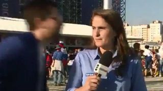 O jurnalista a fost agresata de un suporter la Campionatul Mondial de Fotbal din Rusia!