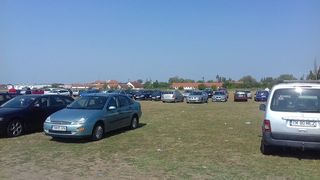 Problema locurilor de parcare exista si la periferie! In lipsa lor, oamenii isi lasa masinile pe camp!