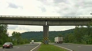 Un pod din Prahova risca sa se prabuseasca oricand, iar autoritatile nu fac nimic!