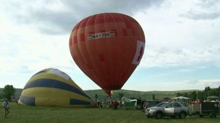 De la distractie, la un pas de tragedie! Un balon cu aer cald a facut prapad in timpul unui festival