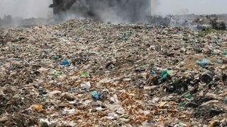 Centrul orasului Constanta este sufocat de un munte de deseuri! Cei care vor sa ajunga la Primarie trebuie sa ocoleasca sute de saci cu gunoaie