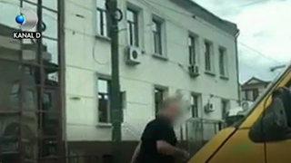 Scandal in trafic la Timisoara. Un individ recalcitrant a spart cu pumnul oglinda unei masini