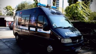 Isteria “ambulanta mortii” a lovit si in Arges! "A rapit copilul din fata scolii" Cui apartine de fapt dubita neagra care sperie lumea