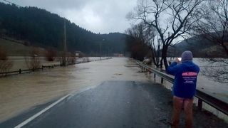 Clipe de cosmar pe un drum din Tulcea! Pompierii au salvat in ultima clipa mai multe persoane din calea viiturii!
