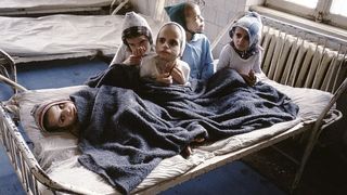 Sute de copii de la Spitalul pentru copii neuropsihici Siret, lasati sa moara pe un camp!