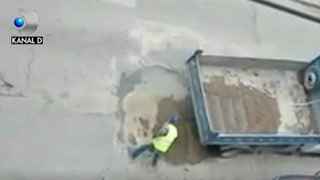 De cati muncitori e nevoie ca sa se astupe o groapa plina cu apa de pe sosea? Si in cat timp? Raspunsul reiese din imaginile postate pe internet de un barladean