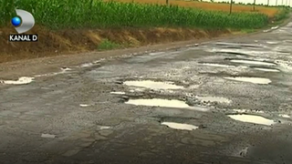 Pe hartie, este drum judetean, insa, in realitate, seamana cu un teren de off-road. In Braila se afla aceasta minune din Romania zilelor noastre: drumul plin de cratere si, totusi, atat de circulat!