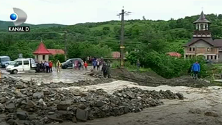 Lacrimi si panica dupa ce ploile torentiale au maturat totul in cale ! In Slanic Moldova oamenii sunt disperati, pentru ca furtuna le-a distrus tot ce au avut