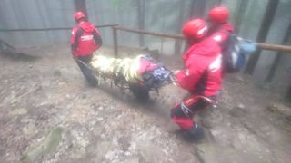 O batrana de 80 de ani a fost salvata de la inghet dupa ce a incercat sa urce, pe furtuna, la un schit din varful muntelui