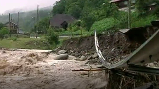 Viiturile au lovit puternic zona Vrancei. Dupa codul portocaliu de inundatii, un drum judetean si un podet de legatura au fost  distruse. Oamenii au ramas izolati
