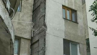 Risc imens in Capitala! Tencuiala de pe mai multe blocuri sta sa cada peste trecatori