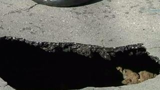 Un crater urias s-a format pe un bulevard din Bucuresti. Asfaltul s-a surpat chiar in momentul in care trecea o masina