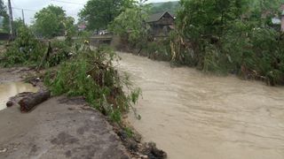 Avertizare COD ROSU de inundatii in mai multe orase din tara! A fost convocat comandamentul de URGENTA