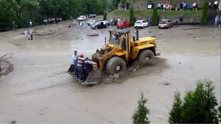 Inundatii la Manastirea Barsana! A fost nevoie de interventia buldozerelor pentru a evacua lumea!