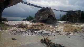 Un pod de cale ferata din Brasov s-a prabusit din cauza viiturilor!
