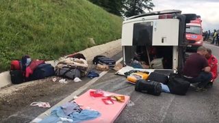 Accident grav in Sibiu! Un microbuz cu pasageri s-a rasturnat!