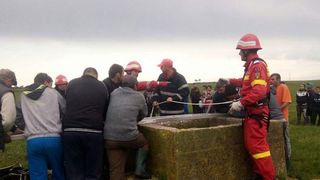 Un copil de 2 ani a cazut intr-o fantana adanca de 15 metri in Dolj.  Viata bataiatului a fost pe muchie de cutit